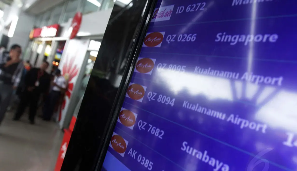 Suasana tempat penjualan tiket pesawat AirAsia di Terminal 3 Bandara Soekarno Hatta, Minggu (28/12/2014). Tampak papan informasi penerbangan yang ada di sekitar tempat penjualan tiket pesawat AirAsia. (Liputan6.com/Faizal Fanani)