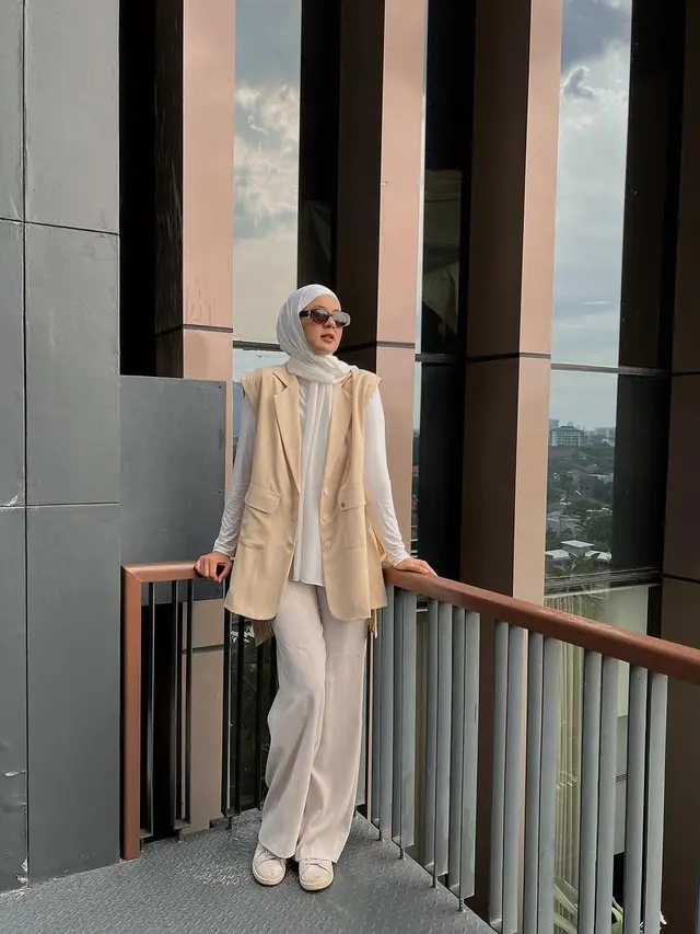 Sentuhan Sunglasses yang Bikin OOTD Berhijab Paula Perhoeven Makin Terlihat Slay