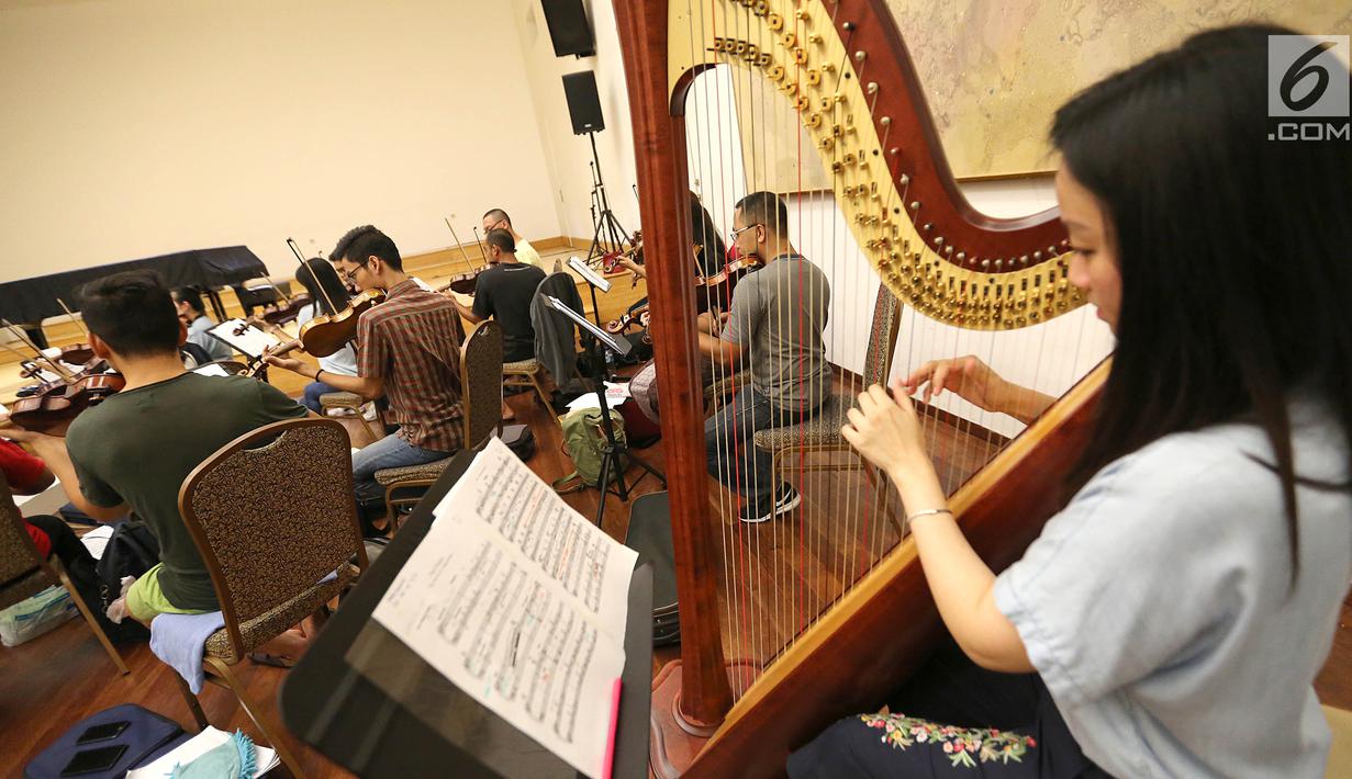 Seorang harpist berlatih jelang konser Sabda Semesta di Jakarta, Senin (25/9). Konser yang dihadiri komponis muda dunia dihadirkan dalam bentuk Sajak Simfonik. (Liputan6.com/Fery Pradolo)