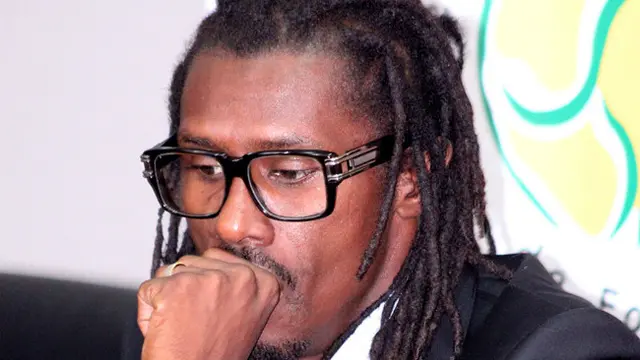 Berbeda dengan pelatih lainnya yang terlihat rapi dengan potongan rambut cepak dan klimis, Cisse justru tampil nyentrik.