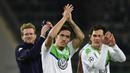 Para pemain  Wolfsburg, Andre Schuerrle, Max Kruse  memberikan sala kepada suporter usai menang atas KAA Gent pada leg kedua babak 16 besar  Liga Champion di di Volkswagen Arena, Wolfsburg, Rabu (9/3/2016) dini hari WIB. (AFP/John Macdougall)