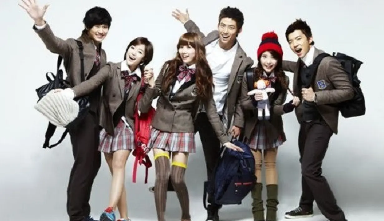 Dream High menceritakan tentang enam murid enam murid Kirin High School yang bercita-cita menjadi idola k-pop. Saat sekolah, mereka pun belajar vokal, menulis lagu, dan menari. (Foto: soompi.com)