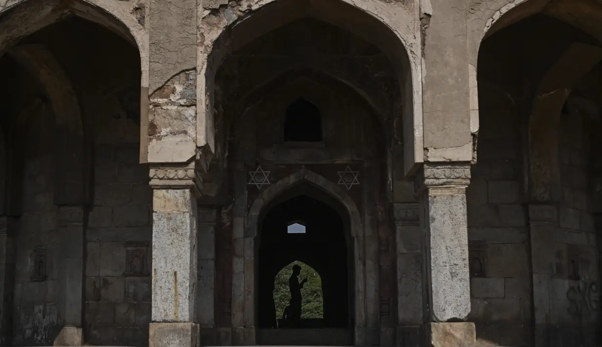 Seorang pengunjung berfoto dengan ponselnya di dalam Makam Adham Khan abad ke-16, juga dikenal sebagai (Bhool Bhulaiya), di New Delhi (16/2/2022). Dia adalah putra bungsu Maham Anga, perawat Akbar yang basah, dan juga saudara angkatnya. (AFP/Sajjad Hussain)