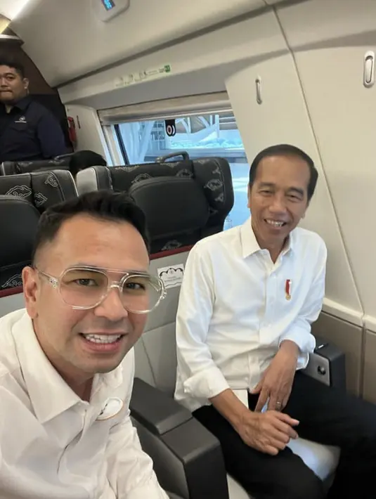 Raffi Ahmad tampil dengan kemeja putih, bahkan ia pun mendapat tanda tangan Presiden Jokowi di kemejanya tersebut. [@raffinagita1717]