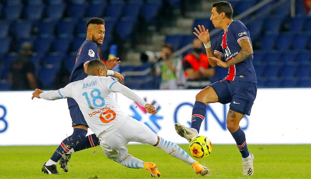 Pemain Paris Saint-Germain (PSG), Angel Di Maria, berebut bola dengan pemain Marseille, Jordan Amavi, pada laga Ligue 1 di di Stade de France, Senin (14/9/2020). PSG takluk 0-1 dari Marseille. (AP Photo/Michel Euler)