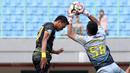 Kiper Bhayangkara FC, Fauzal Mubaraq mengamankan bola dari sundulan pemain Sriwijaya FC pada lanjutan Liga 1 2017 di Stadion Patriot Bekasi, Minggu (20/8/2017). Bhayangkara FC menang 2-1. (Bola.com/Nicklas Hanoatubun)