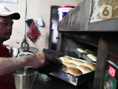 Pekerja memproduksi roti di industri roti rumahan Langgeng Sari di kawasan Pejompongan, Jakarta, Selasa (6/9/2022). Industri roti rumahan Langgeng Sari mengurangi produksi hingga 50 persen dari 4.000 menjadi 2.000 per hari untuk menekan biaya. (Liputan6.com/Herman Zakharia)