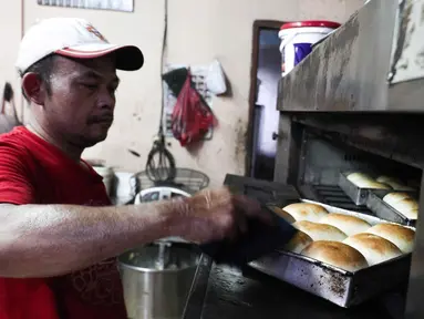 Pekerja memproduksi roti di industri roti rumahan Langgeng Sari di kawasan Pejompongan, Jakarta, Selasa (6/9/2022). Industri roti rumahan Langgeng Sari mengurangi produksi hingga 50 persen dari 4.000 menjadi 2.000 per hari untuk menekan biaya. (Liputan6.com/Herman Zakharia)