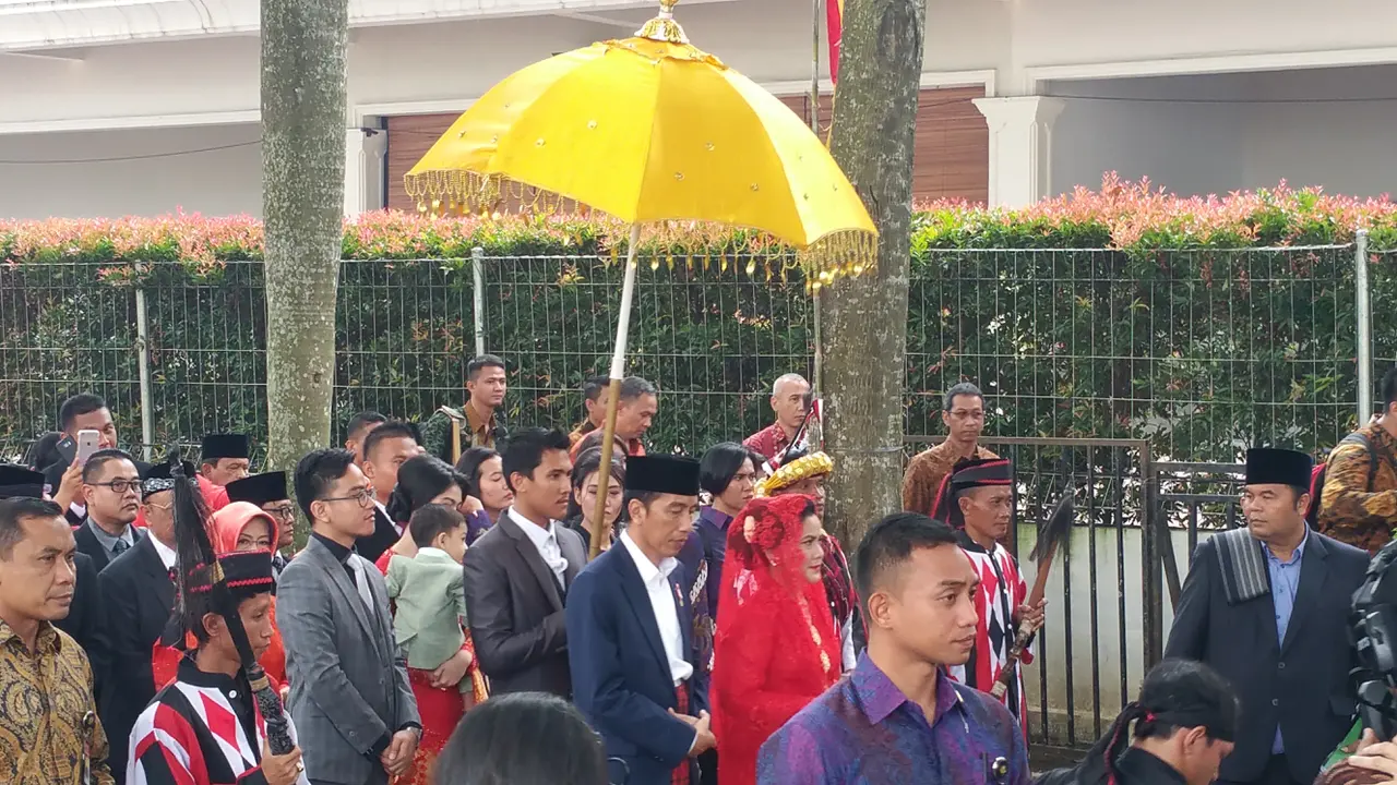 Hadiri Puncak Pesta Adat Kahiyang-Bobby, Jokowi Disambut Bak Raja