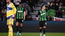 Penyerang Sassuolo, Giacomo Raspadori berselebrasi usai mencetak gol ke gawang Juventus pada pertandingan lanjutan Liga Serie A Italia di stadion Citta del Tricolore di Reggio Emilia, Selasa (26/4/2022). (AFP/Marco Bertorello)