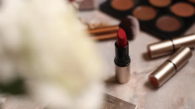 Memeriksa Tanggal Kadaluwarsa Produk Kosmetik