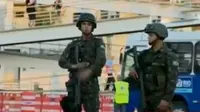 Polisi dan tentara di Brasil menjaga Stadion Maracana jelang pembukaan Olimpiade.