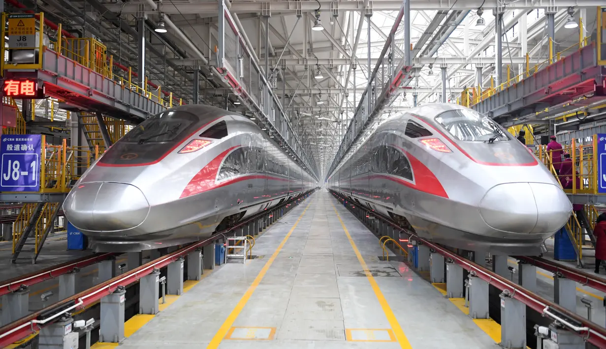 Kereta peluru Fuxing CR400AF melakukan debut di stasiun pemeliharaan depo gerbong kereta di Kota Chongqing, China barat (23/12/2020). Perjalanan antara kedua kota tersebut akan dipersingkat dari 78 menit menjadi 62 menit. (Xinhua/Tang Yi)