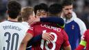 Pemain Tottenham Hotspur, Son Heung-min memeluk pemain Manchester United, Casemiro setelah laga final Liga Europa 2024/2025 melawan Manchester United di Stadion San Mames, Bilbao, Spanyol, Kamis (22/05/2025) WIB. (AFP/Cesar Manso)