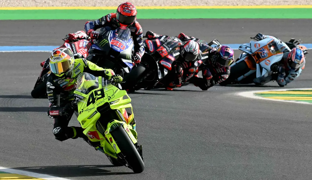 Marc Marquez jadi pembalap tercepat yang melintasi garis finis dengan catatan waktu 19 menit 41,982 detik. Tampak dalam foto, pembalap Pertamina Enduro VR46 Racing Team asal Italia, Fabio Di Giannantonio (depan) saat Sprint Race MotoGP Brasil 2026 di Autodromo Internacional Ayrton Senna, Goiania, Sabtu 21 Maret 2026 waktu setempat atau Minggu (22/3/2026) dini hari WIB. (EVARISTO SA/AFP)