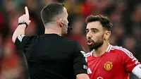 Sang kapten harus mendapatkan kartu merah langsung dari wasit Chris Kavanagh karena melakukan pelanggaran keras terhadap James Maddison. (AFP/Paul Ellis)