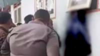 Tangkapan layar video siswa yang tewas tergantung di jendela sekolah (Arfandi Ibrahim/Liputan6.com)