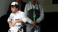 Pebalap McLaren, Fernando Alonso, menjadi pebalap bergaji tertinggi pada F1 2017. (Bola.com/Twitter/HondaRacingF1)