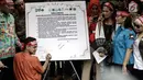 Artis Ramzi menandatangai perjanjian pemberantasan dan penyalahgunaan narkoba di lingkungan artis di Mapolres Metro Jakarta Selatan, Kamis (22/2). Mereka mendaklarasikan diri untuk tidak menyalahgunakan narkoba. (Liputan6.com/Faizal Fanani)