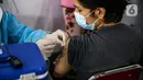 Pekerja swasta disuntik vaksin COVID-19 oleh petugas medis saat program Vaksinasi Gotong Royong di Sudirman Park Mall, Jakarta, Rabu (19/5/2021). Vaksin yang disuntikkan dalam program Vaksinasi Gotong Royong adalah Sinovam. (Liputan6.com/Faizal Fanani)