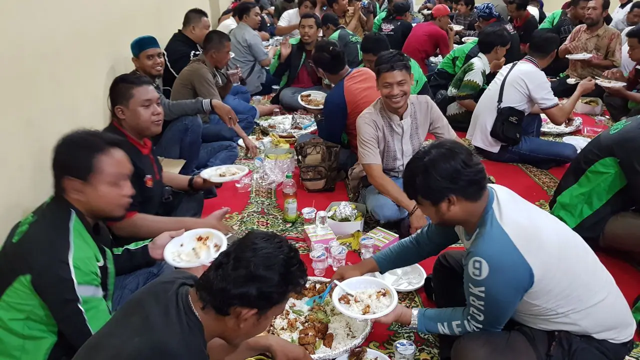 Berdamai, Sopir Angkot dan Online Cirebon Suap-suapan Makanan