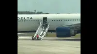 Penumpang pesawat Delta Air Lines dievakuasi dari dalam kabin menggunakan seluncuran darurat pada Senin, 21 April 2025. (dok. X @dylangwall)
