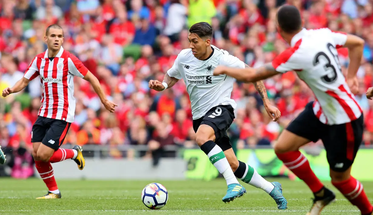 Gelandang Liverpool, Roberto Firmino, berusaha melewati pertahanan Athletic Bilbao pada laga persahabatan di Stadion Aviva, Dublin, Sabtu (5/8/2017). Liverpool menang 3-1 atas Athletic Bilbao. (AFP/Paul Faith)