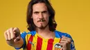 Edinson Cavani. Striker Uruguay berusia 35 tahun ini baru saja resmi bergabung dengan Valencia di awal musim 2022/2023 usai meninggalkan Manchester United saat Liga Spanyol telah berjalan 3 pekan. Selama 2 musim membela MU ketajamannya seakan hilang usai lebih banyak dicadangkan. Sementara bersama dua klubnya terdahulu Napoli dan PSG, ia mampu merebut 3 kali gelar top skor, 1 kali bersama Napoli (2012/2013) di Liga Italia dan 2 kali bersama PSG (2016/2017 dan 2017/2018) di Liga Prancis. (twitter)