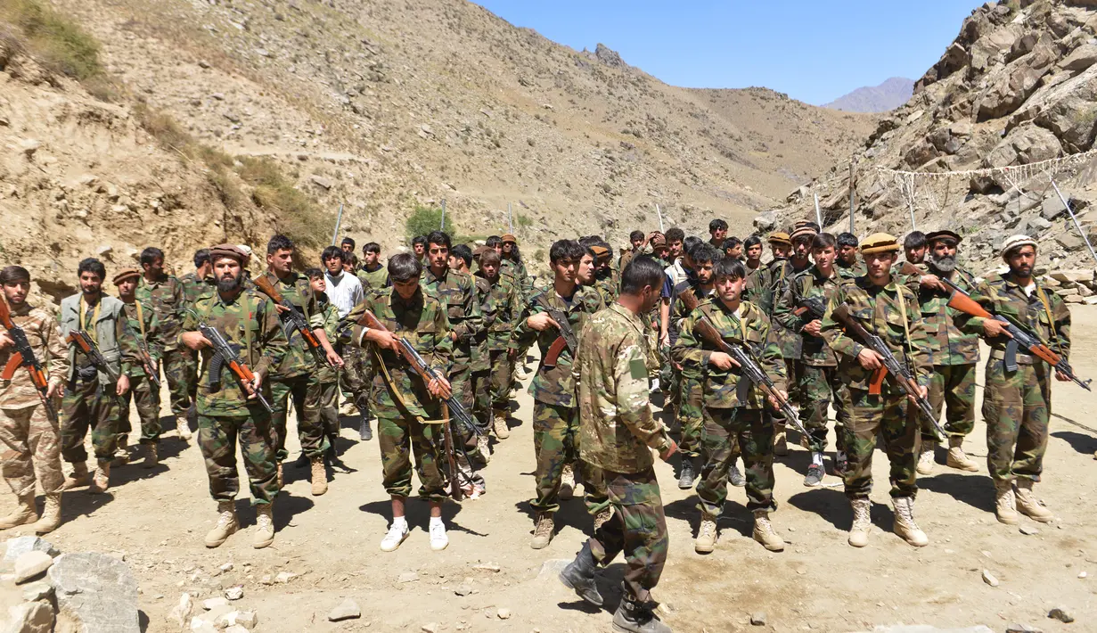 Gerakan perlawanan Afghanistan dan pasukan pemberontakan anti-Taliban mengambil bagian dalam pelatihan militer di daerah Abdullah Khil, Distrik Dara, Provinsi Panjshir, Afghanistan, 24 Agustus 2021. Panjshir jadi satu-satunya wilayah Afghanistan yang belum dikuasai Taliban. (Ahmad SAHEL ARMAN/AFP)