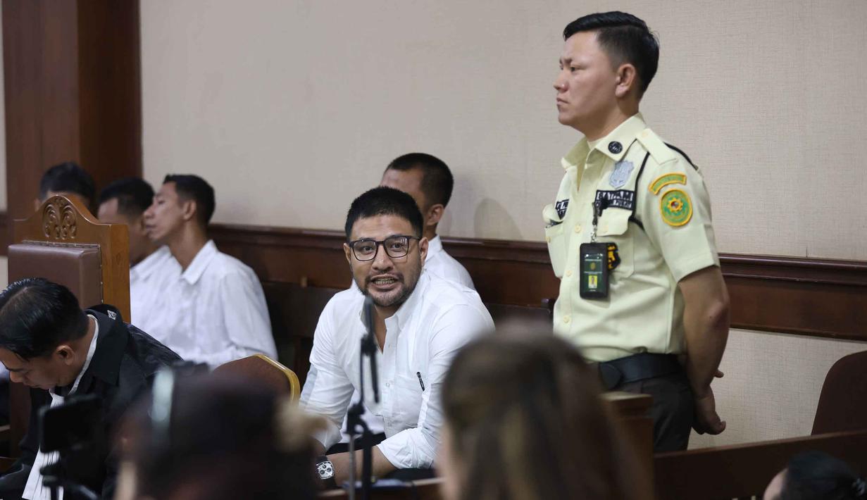 Menurut dakwaan Jaksa Penuntut Umum (JPU), Muhammad Ammar Akbar alias Ammar Zoni bersama lima terdakwa lainnya diduga menjadi pemasok dan mengedarkan narkotika jenis sabu dan ganja di dalam lingkungan rutan.