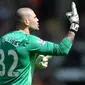 8. Victor Valdes, kiper ini didatangkan MU dari Barcelona saat usianya 33 tahun pada musim 2014/2015. Sukses bersama Barca dirinya gagal bersinar di Manchester sehingga pada awal musim ini dibuang ke Middlesbrough. (AFP/Oli Scarff)