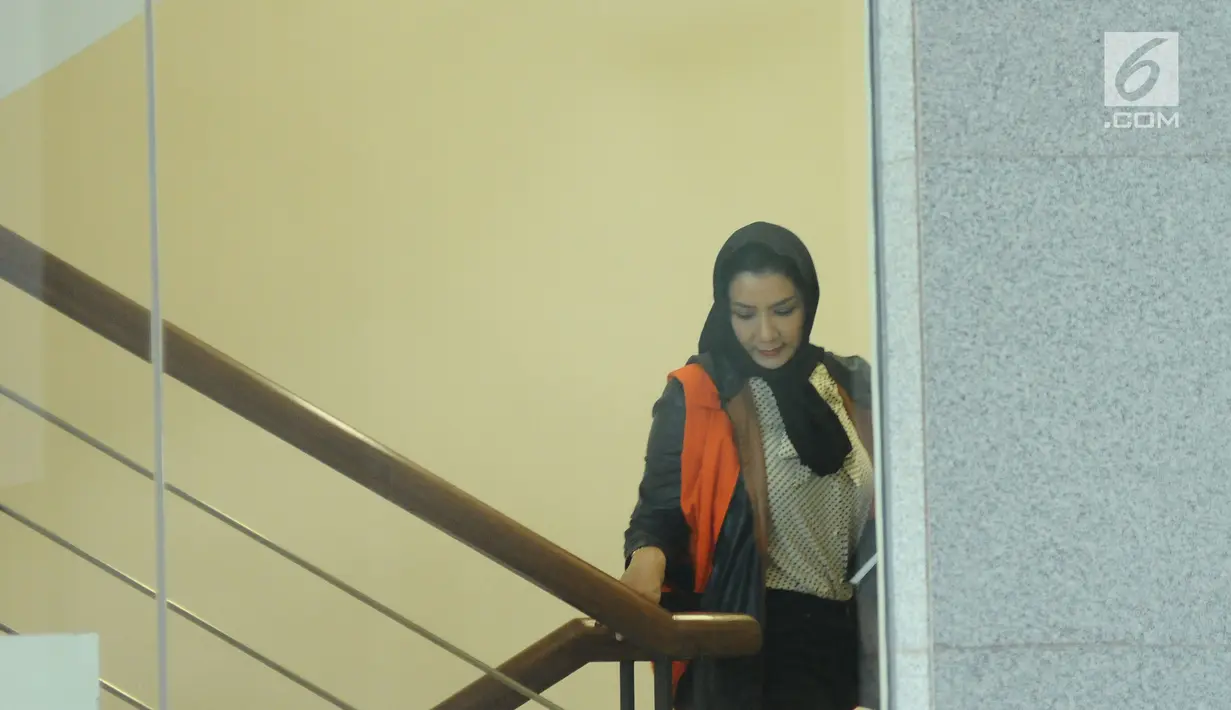 Bupati (nonaktif) Kutai Kartanegara, Rita Widyasari saat akan menjalani pemeriksaan lanjutan di gedung KPK, Jakarta, Rabu (25/10). Rita Widyasari sebagai tersangka di dua kasus berbeda atas dugaan suap dan gratifikasi. (Liputan6.com/Helmi Fithriansyah)