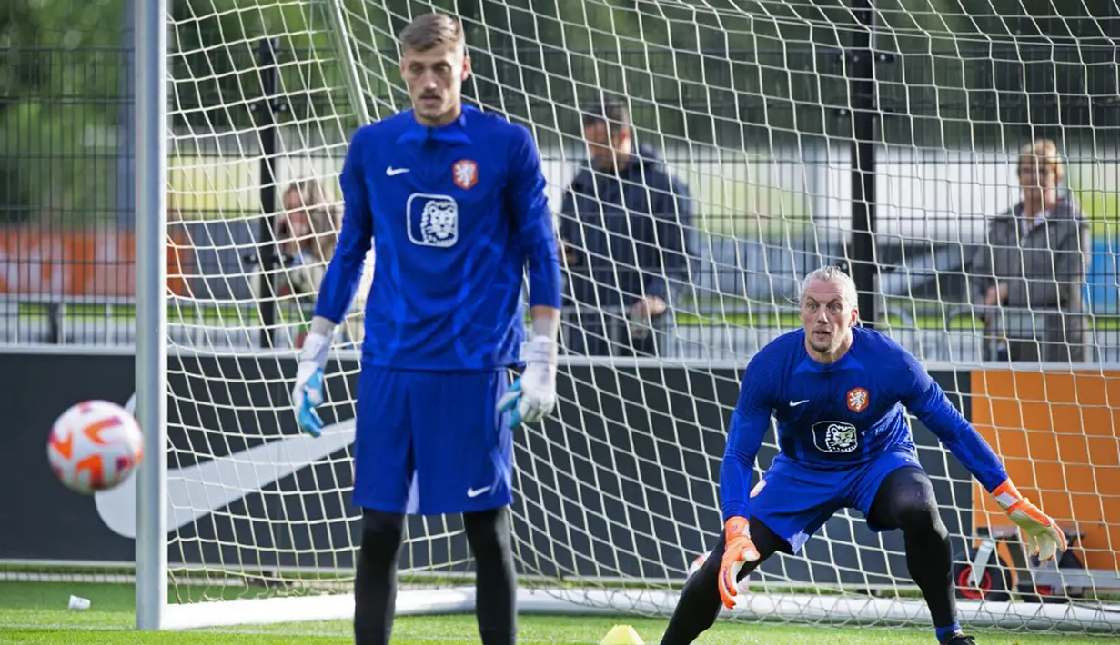 Penjaga gawang Belanda Andries Noppert (kiri) dan Remko Pasveer menjalani sesi latihan jelang tampil pada UEFA Nations League di Kampus KNVB di Zeist, Belanda, 19 September 2022. Belanda akan menghadapi Polandia dan Belgia pada pertandingan UEFA Nations League. (Olaf KRAAK/ANP/AFP)