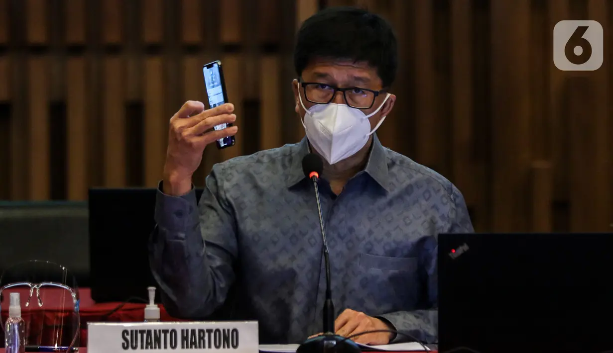 Direktur Utama PT Surya Citra Media Tbk (SCM) Sutanto Hartono memberikan Paparan publik dalam gelaran Public Expose SCM di Studio SCTV, Jakarta, Rabu (12/8/2020). PT Surya Citra Media Tbk (SCM) membukukan pendapatan sebesar Rp 2,36 triliun pada semester I 2020. (Liputan6.com/Johan Tallo)