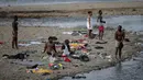 Sekelompok imigran beristirahat di Sungai Tuquesa, Desa Bajo Chiquito, Provinsi Darien, Panama, 22 Agustus 2021. Panama dan Kolombia mencapai kesepakatan untuk mengendalikan banjir imigran yang melintasi perbatasan bersama ke Amerika Serikat. (ROGELIO FIGUEROA/AFP)