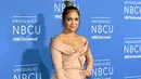 Jennifer Lopez berpose saat tiba menghadiri NBCUniversal 2017 di Radio City Music Hall di New York City (15/5).  Penampilan Penyanyi 47 tahun ini menarik perhatian awak media dan yang hadir. (AFP Photo/Angela Weiss)