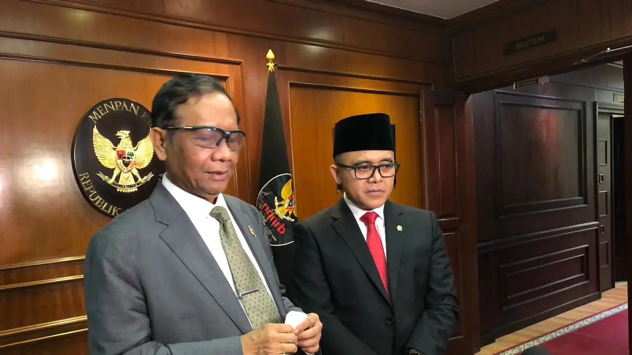 Mahfud MD melakukan serah terima jabatan (Sertijab) Menteri PANRB kepada Azwar Anas, Rabu (7/9/2022).