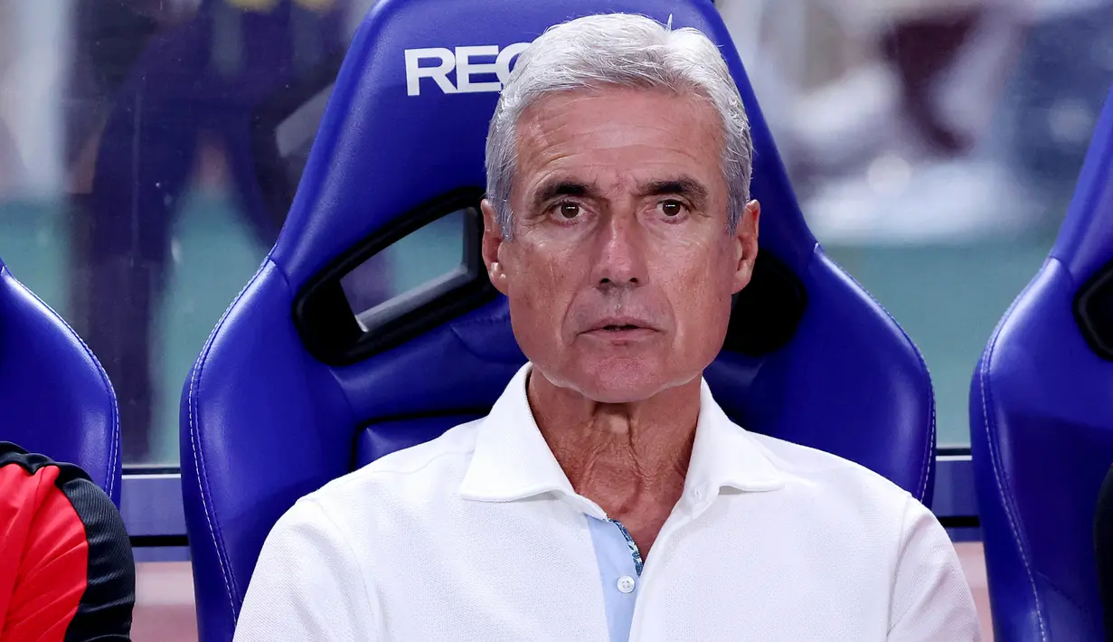 Pelatih Al Nassr, Luis Castro mengamati para pemainnya bertanding menghadapi Al Nassr pada laga pramusim 2023/2024 di Nagai Stadium, Osaka, Jepang, Kamis (27/7/2023) sore WIB. (AFP/Paul Miller)