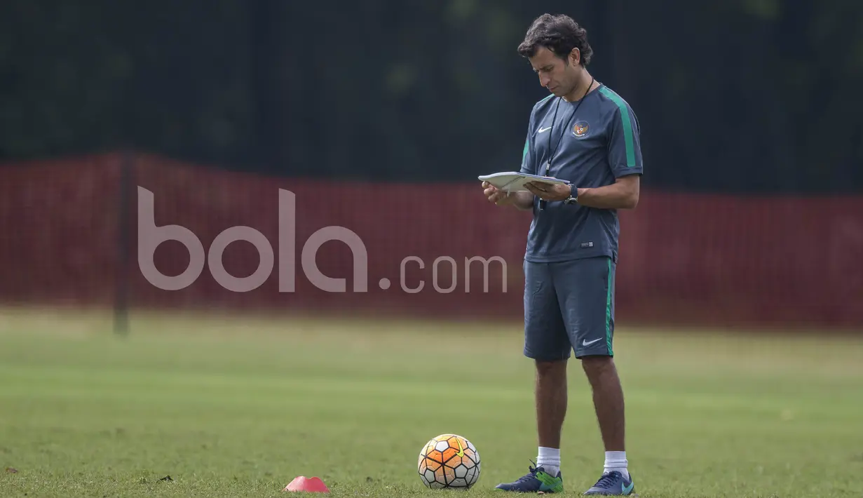 Pelatih Timnas Indonesia, Luis Milla, saat memimpin seleksi Timnas Indonesia U-22 di Lapangan SPH Karawaci, Banten, Rabu (8/3/2017). (Bola.com/Vitalis Yogi Trisna)
