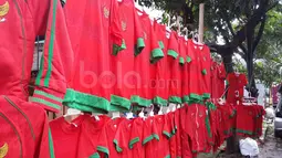 Pajangan Jersey Timnas Indonesia di trotoar oleh pedagang menanti pembeli di areal Stadion Pakansari, Bogor, (03/12/2016). (Bola.com/Darojatun)