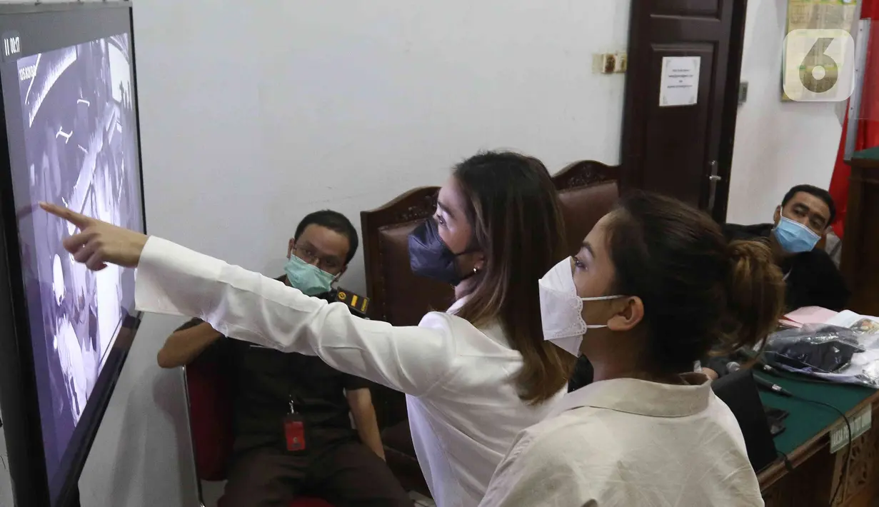 Selebgram Chandrika Chika menjadi saksi dalam sidang kasus dugaan penganiayaan dengan terdakwa Putra Siregar dan Rico Valentino di Pengadilan Negeri Jakarta Selatan, Kamis (7/7/2022). Chika Chandrika merupakan salah satu saksi yang berada di lokasi dugaan pengeroyokan dengan terdakwa Putra Siregar dan Rico Valentino. (Liputan6.com/Herman Zakharia)