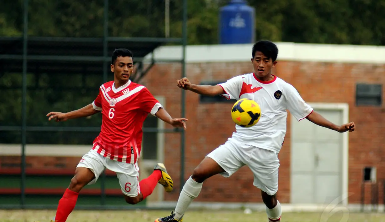 Pemain tengah Timnas Indonesia U23, Bayu Gatra Sanggiawan (kanan), mencoba menguasai bola dari kejaran salah satu pemain Pra PON DKI Jakarta di lapangan SPH Karawaci, Tangerang, (9/9/2014). (Liputan6.com/Helmi Fithriansyah)