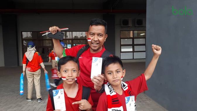 Stadion ramah anak menjadi alasan Yadi Supriadi berani membawa keluarganya untuk menonton pertandingan sepak bola Asian Games 2018. (Bola.com/Agung Prayogo)