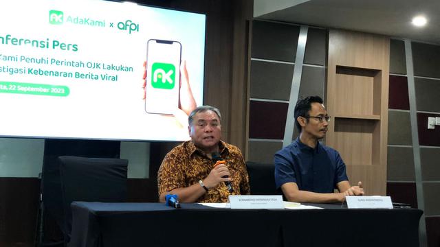 Direktur Utama AdaKami Bernardino Moningka Vega dalam konferensi pers, Jumat (21/9/2023). Bernardino membantah AdaKami berikan bunga tinggi. (Tira/Liputan6.com)