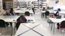 Pengunjung membaca buku di Perpustakaan Nasional (Perpusnas), Jakarta, Kamis (10/6/2020). Perpusnas membuka kembali membuka pelayanan mulai Kamis ini, 11 Juni 2020, dengan menyiapkan protokol kesehatan setelah beberapa bulan tutup akibat COVID-19. (Liputan6.com/Angga Yuniar)