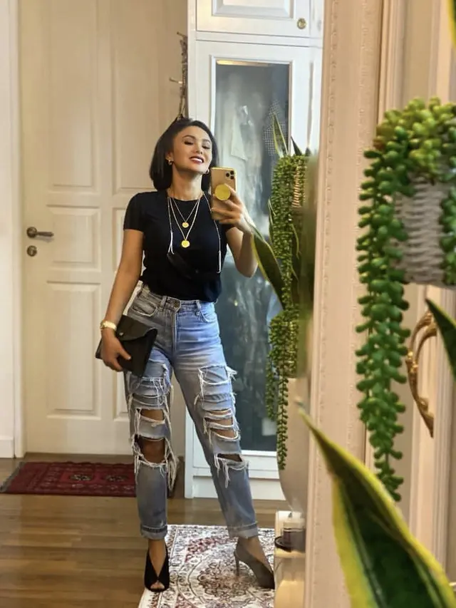Tampilan Yuni Shara Kenakan Celana Robek-Robek dipadukan dengan item fashion yang membuat awet muda, credit: @yunishara36