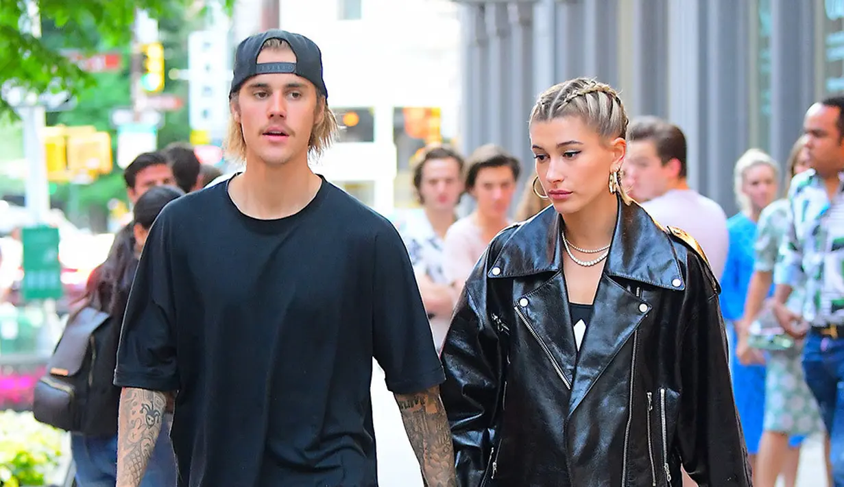 Justin Bieber sepertinya sedang menikmati libur di hari kemerdeaan bersama dengan Hailey Baldwin. (splahsnews.com/HollywoodLife)