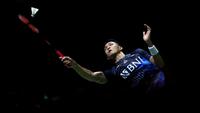 Pebulu tangkis tunggal putra Indonesia, Jonatan Christie saat menghadapi tunggal putra Jepang, Kanta Tsuneyama pada laga babak 32 besar Kejuaraan bulu tangkis Indonesia Open 2023 di Istora Senayan, Jakarta, Rabu (14/6/2023). Jonatan Christie menang dua game langsung 21-17, 21-10. (Bola.com/Bagaskara Lazuardi)