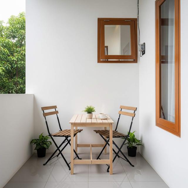 Teras Kecil dengan Meja Kopi Mini