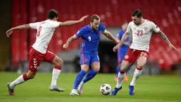 Pemain Inggris Harry Kane (tengah) berebut bola dengan pemain Denmark Thomas Delaney (kiri) dan Pierre-Emile Højbjerg (kanan) pada pertandingan UEFA Nations League di Stadion Wembley, London, Inggris, Rabu (14/10/2020). Denmark menang 1-0. (Toby Melville/Pool via AP)